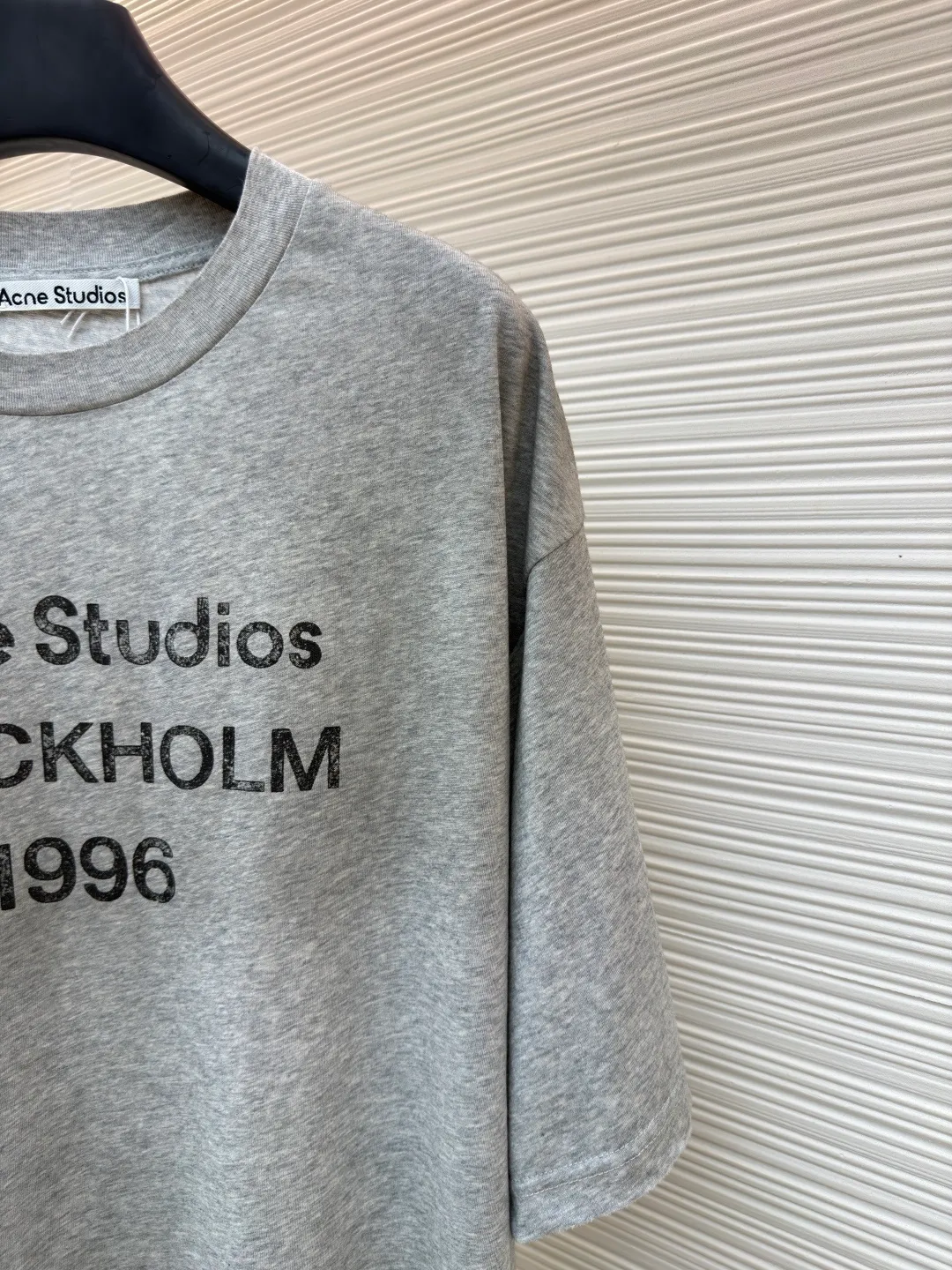 Acne Studios 1966 mud-dyed washed distressed short-sleeve ●Original version: 2800 purchased and developed ●Item number: 1682346-X95 ●Fabric: cloud velvet ski-feel cotton fabric ●Technology: glue printing ●Color: gray ●Version: fitted version ●Weight: about 215 grams ●Size: S-M-L-XL ●Description: Made of ultra-soft pure cotton fabric, garment-dyed, washed and distressed, the chest part has a dirty feel, and the lower part shows a gradient effect. The neckline is slightly frayed to better fit the overall tone. The overall line is straight and delicate, the fabric is comfortable and soft, and the color is consistent without color difference. It can be matched with the same style to create a fashionable look and control various occasions. Customized accessories, complete with three standards, the same style for men and women!